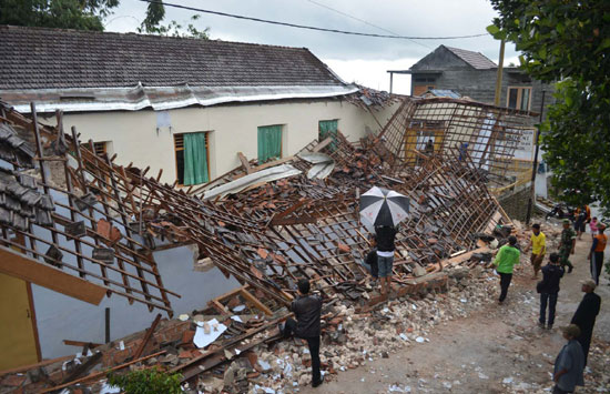 Gereja Advent di Kecamatan Poncol, Kabupaten Magetan ambruk karena guncangan gempa Pacitan 14 Juli 2014 (sumber: jawapos.com)